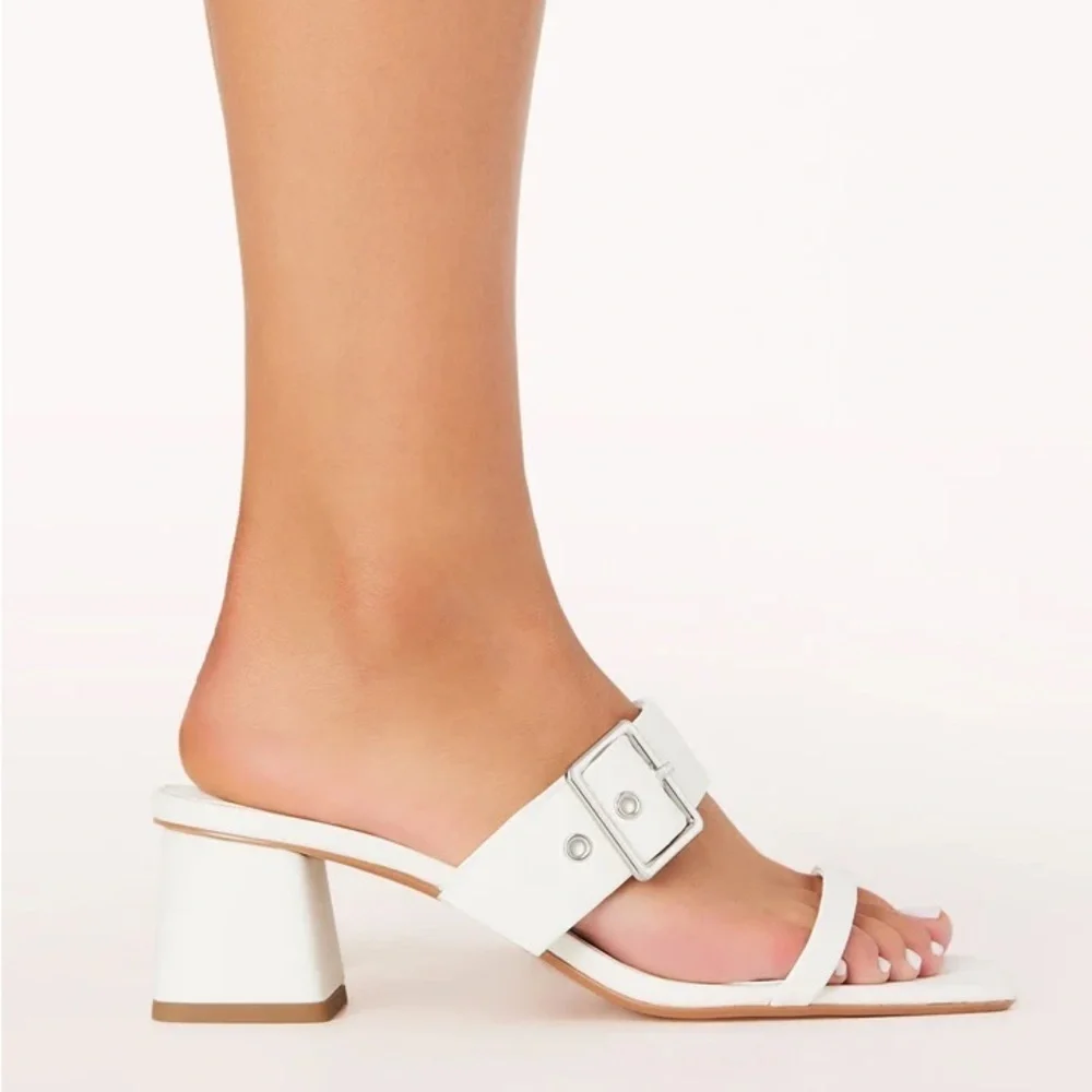 New with tags Billini Dinah midi heel in white